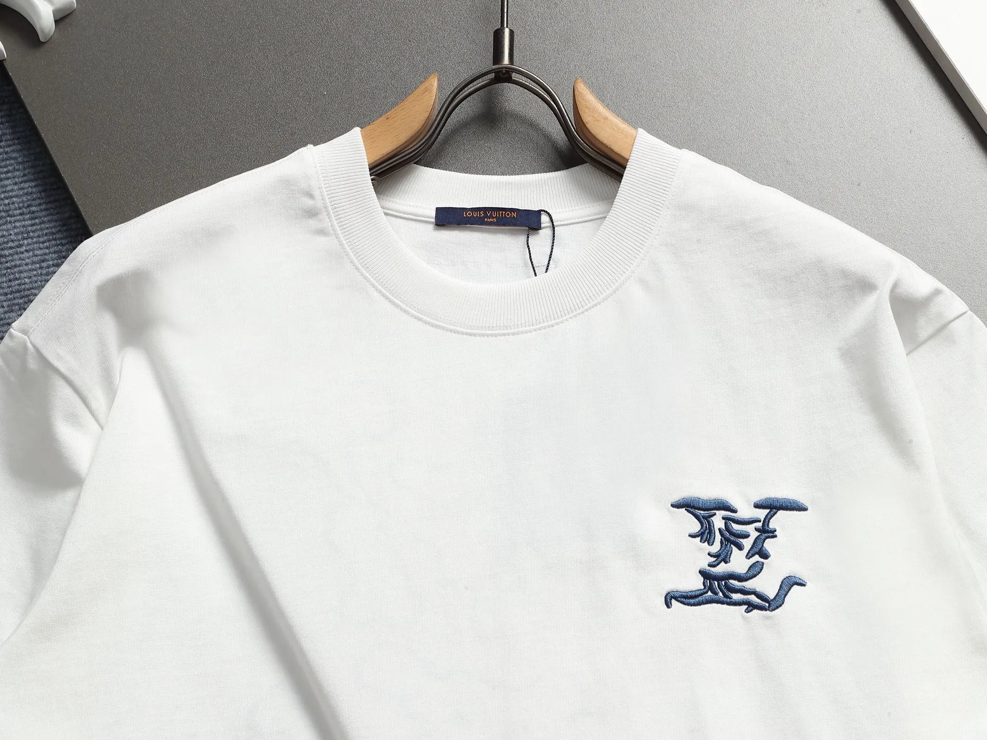 🅿️220 Louis Vuitton/Louis Vuitton High-end craftsmanship 1,000-needle embroidery. The large logo is exquisitely upgraded, inspired by the retro embroidery of the 1980s. Original fabric. Official same style. Short-sleeved T-shirt. Same vat dyed fabric. Very comfortable to the touch. The latest brick cabinet synchronization for spring and summer. Fashionable and personalized. Super versatile and good-looking. Very suitable for both men and women. A must-have for everyone. Hang tag. Collar label. Washed wheat. Complete with three labels. Color: black, white, khaki. Size: S M L XL |